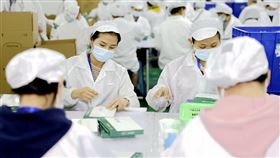 中國疫情持續擴大  官方鼓勵自行快篩中國COVID-19疫情持續擴大之際，為提高「早發現」能力，國家衛健委11日宣布將抗原篩查（快篩）納入檢測補充手段，並鼓勵民眾購買快篩試劑自行檢測。圖為10日，廈門一家廠商員工正在包裝快篩試劑。（中新社提供）中央社  111年3月11日