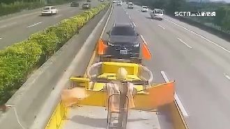 疑自動跟車　瑞典坦克高速衝撞緩撞車