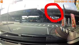  台北市民權大橋騎士離奇墜橋。（圖／翻攝自記者爆料網）