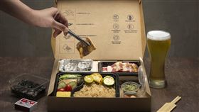 杉中寶盒精巧餐盒中擁有完整的燒烤設備，包含無煙爐炭、火柴、小烤夾及滅火用的水包一應俱全。（圖／品牌提供）