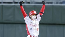 吳東融棒打陳韻文，敲出再見安打獲選MVP。（圖／味全龍提供）