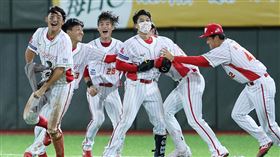 味全龍9局下靠著吳東融的再見安擊敗統一獅。 (圖／味全龍提供)