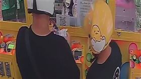 父親節討兒歡喜  男子偷寶可夢卡牌吃官司台南市吳姓男子於父親節到中西區一家娃娃機店，將機台上寶可夢卡牌直接拿走送給兒子，警方9日找上門，吳男坦承犯行吃上官司。（台南市警局提供）中央社記者張榮祥台南傳真  111年8月10日