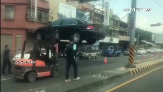 彰化名車拋錨路中　「堆高機」神救援