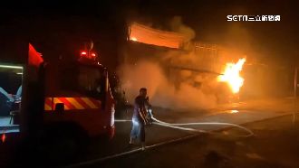 民雄連棟鐵皮工廠大火！深夜傳爆炸聲