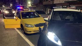 醉漢搶計程車，深夜街頭狂飆，警匪追逐2小時，包抄攔截制伏(圖／翻攝畫面)