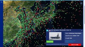 翻攝自世界港口船隻即時動態網站、裴洛西IG、大塊文化出版