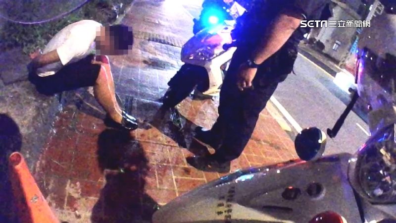 非法越南移工遇臨檢　與警扭打仍遭逮