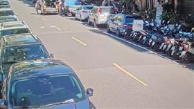 北市唐姓區經理踹掉計程車後照鏡，兒子陪同司機前往派出所報案。（圖／翻攝畫面）