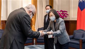 蔡英文總統今（11）日上午接受巴拉圭共和國新任駐台特命全權大使費卡洛（Carlos Fleitas）呈遞到任國書。（圖／總統府提供)