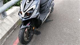 機車輾到「這物」爆油箱　釣一排苦主：機油、汽油全漏！