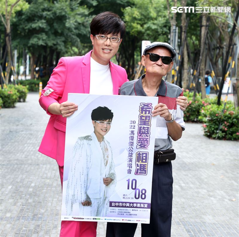 辦桌二人組主唱馮偉傑二十週年公益演唱會，恩人李炳輝溫暖應援。（記者邱榮吉/攝影）