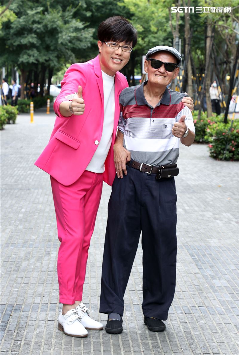 辦桌二人組主唱馮偉傑二十週年公益演唱會，恩人李炳輝溫暖應援。（記者邱榮吉/攝影）