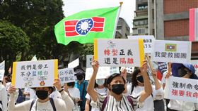 救國團企業工會抗議黨產會剝奪工作權（2）救國團企業工會11日走上街頭前往黨產會陳情，大聲疾呼救國團員工不想被解雇，不想流浪街頭，呼籲黨產會能給員工安心工作的權利。中央社記者謝佳璋攝　111年8月11日