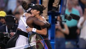 ▲小威廉絲（Serena Williams）賽後與班西琪（Belinda Bencic）相互擁抱。（圖／翻攝自羅傑斯盃推特）