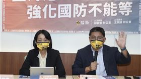 時代力量籲強化國防不能等時代力量立委邱顯智（右）、王婉諭（左）等人11日在立法院召開「台海危急需防禦 強化國防不能等」記者會，呼籲政府針對台海局勢加強國防安全。中央社記者吳家昇攝  111年8月11日