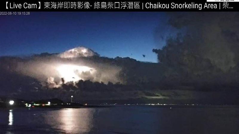 鄭明典曝「巨大對流雲」　雷雨襲高屏