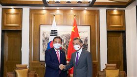 美組晶片聯盟  韓外長稱可為中國扮演橋樑韓國外交部長朴振（左）9日在中國青島與中國外交部長王毅（右）舉行會談。（韓國外交部提供）中央社記者廖禹揚首爾傳真  111年8月10日