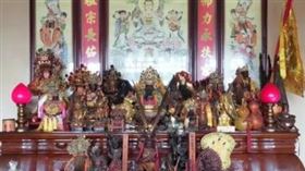 原PO家中寄放眾多神像。（圖／翻攝自Dcard）