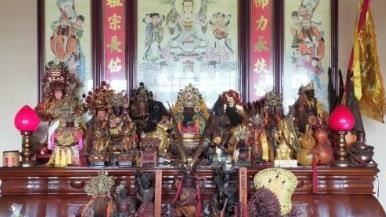 10神像擠一桌！她竟無故「被上身」