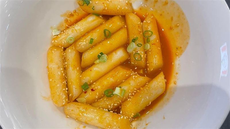 辣炒年糕13根上百元　地點曝網恍然