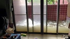 網友分享，家裡陽台淹水。（圖／翻攝自爆廢公社公開版 臉書）