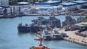 多批共機艦逾越海峽中線　國防部：研判模擬攻台國防部表示，6日上午偵獲多批中共戰機、船艦於台海周邊活動，部分逾越海峽中線，研判是模擬演練對台灣本島實施攻擊。圖為多艘軍艦午後停泊基隆港東岸。中央社記者趙世勳攝  111年8月6日