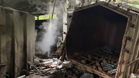 ▲南投國姓鄉大長路上一香菇寮，11日下午3點多發生爆炸，疑因操作高壓殺菌鍋爐不慎引發，造成4人受傷，被緊急送醫搶救。（圖／翻攝畫面）
