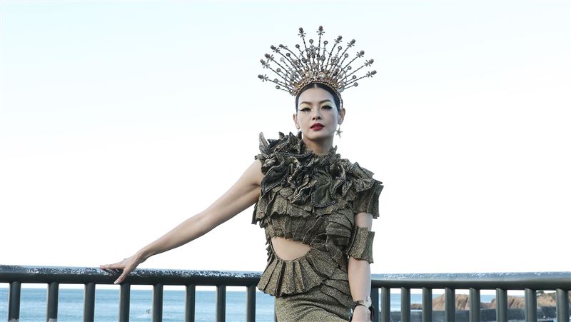 超模腰間破一洞超辣　當霸氣礦山女王