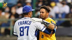 ▲Enderson Franco（富藍戈）面對Francisco Pena（福來喜）投出觸身球。（圖／中信兄弟球團提供）