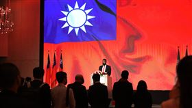 索馬利蘭駐處國慶酒會  播中華民國國歌索馬利蘭駐台代表處20日晚間在香格里拉台北遠東國際大飯店舉辦31週年國慶酒會，現場播送中華民國國歌並投影國旗。中央社記者游凱翔攝  111年5月20日