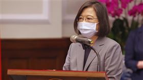 巴拉圭大使遞到任國書　蔡總統致詞總統蔡英文（圖）11日在總統府接受巴拉圭共和國新任駐台特命全權大使費卡洛呈遞到任國書，蔡總統表示，今年是中華民國和巴拉圭建交65週年，在這個值得紀念時刻，費卡洛獲得巴拉圭總統阿布鐸、參議院各黨派的支持成為新任駐台大使，充分展現出巴拉圭政府對台灣的重視。中央社記者王飛華攝　111年8月11日