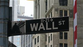 裴洛西訪台  美股收黑道瓊指數跌402點美股2日在聯邦眾議院議長裴洛西率團訪台後收黑，道瓊工業指數下挫402點，陷入連2黑跌勢。圖為華爾街路標。中央社記者尹俊傑紐約攝  111年8月3日