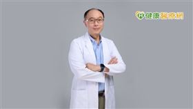 臺北醫學大學附設醫院睡眠中心李信謙主任提醒，若有打呼或是白天嗜睡的情況發生，很可能就是睡眠呼吸中止症的潛在族群。