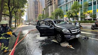新／板橋「賓士車自燃」！黑濃煙狂竄