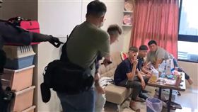 柬埔寨詐騙台灣版，坑30人騙5700萬　警抄詐欺集團水房，攻堅，裸體 (圖／翻攝畫面)