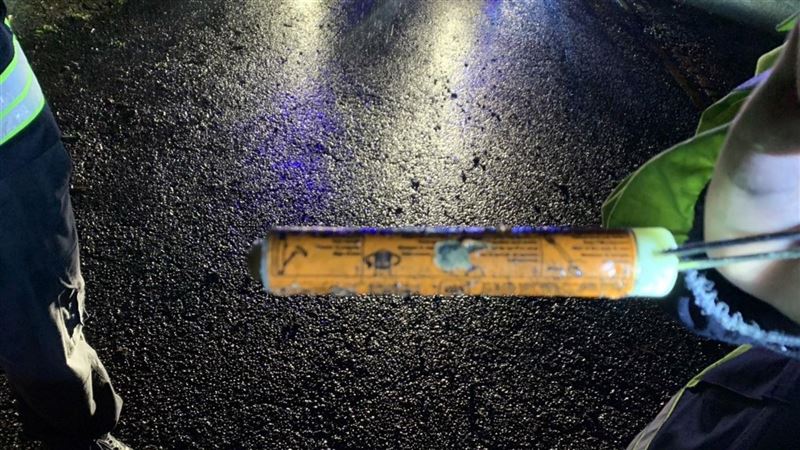 不爽妻和小王曖昧　他怒插信號彈燒車