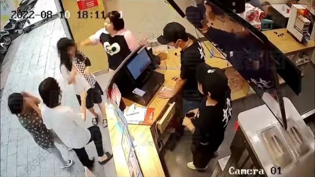 壯女點完飲料突賞2女童巴掌　網戰翻