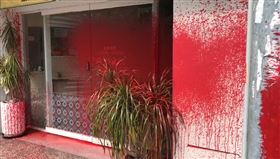 「小時厚牛排、粥大福」遭潑紅漆示威