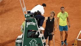 ▲茲韋列夫在法網4強賽扭傷右腳。（圖／美聯社／達志影像）