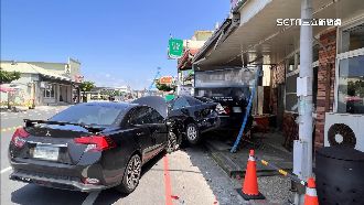 無照駕駛迴轉失控　衝撞肉圓名店