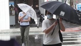 午後間歇雨（2）中央氣象局24日表示，基隆北海岸、東半部及大台北地區有局部短暫雨發生的機率，台北市區午後降下陣雨，民眾撐傘遮擋雨勢。中央社記者吳家昇攝  110年9月24日