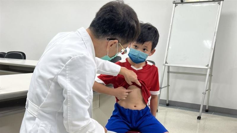 8歲男童噁心狂嘔無法躺睡　竟罹這病