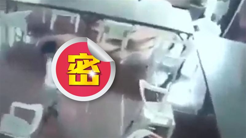 學生睡醒背「書包」就走！影曝網笑翻