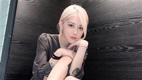 美麗妄娜向來以淺色短髮為招牌。（圖／翻攝自美麗妄娜 IG）