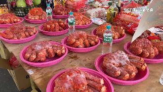 普渡澎湃「痛風餐」　超大帝王蟹上桌