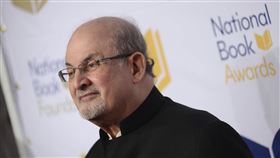 印度裔英國作家魯西迪（Salman Rushdie）今天在紐約準備演講時遭遇攻擊。（圖／美聯社／達志影像）