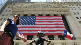 美股收黑  標普500創52年來最糟上半年表現美股6月30日收黑，標準普爾500指數6個月來慘跌20.6%，創1970年以來最糟上半年表現。圖為紐約證券交易所與對街的大無畏女孩銅像。中央社記者尹俊傑紐約攝  111年7月1日