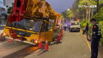 90噸吊車「輪陷」　疑柏油未凝固