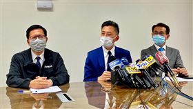 林智堅再開記者會強調未抄襲  鄭文燦鄭運鵬相挺民進黨桃園市長參選人林智堅（中）論文風波持續，他31日下午再度舉行記者會，強調自己論文絕無抄襲，桃園市長鄭文燦（左）與同黨立委鄭運鵬（右）也到場相挺。中央社記者吳睿騏桃園攝  111年7月31日